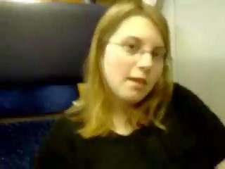 19 vuosi vanha vaalea masturboi sisään a juna