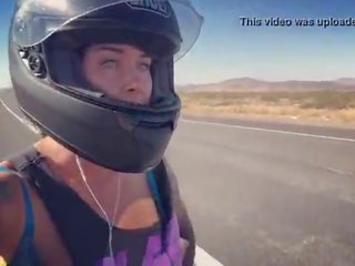 Felicity feline motorcycle miód ujeżdżanie aprilia w stanik