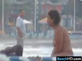 Interracial pareja teniendo x calificación película en la playa