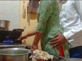 印度人 stupendous 妻子 有 性交 而 cooking 在 廚房