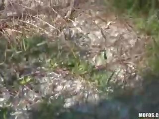 Heureux juvénile baise pleasant écolière en la les bois