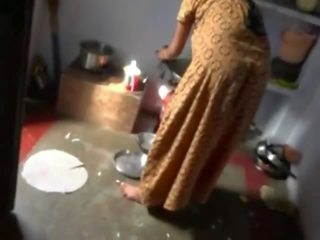 Indisk stuepike forført av eier når kone ikke hjem
