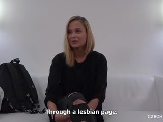 Lesbietiškas mergelė paauglys turi seksas tryse