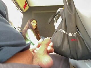 Een vreemdeling jong dame jerked af en zoog mijn lid in een publiek bus vol van mensen