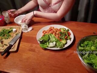 Foodporn ep.1 noodles ja nudes- kiinalainen nuori naaras- cooks sisään alusvaatteet ja imee bbc varten dessert 4k 烹饪表演 seksi video- vids