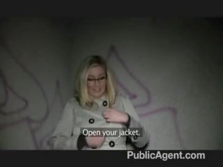 Agent public - blonda în ochelari la dracu mare penis