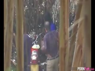 Viejo hombre folla un azada en la bosque