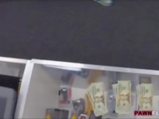 Μυώδης γκόμενα βιδωθεί με perv pawn άνθρωπος στο ο pawnshop