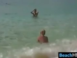 Desnudo niñas en la playa