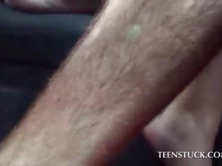 Piccolo bionda strofinamento drivers peter a orgasmo