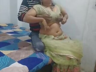 Bonita grande tetas india paso hermana follada por su mas joven hermano en perrito estilo en bhai dooj