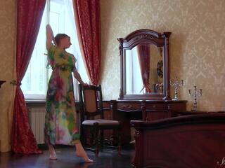 긴 드레스 아름다움 annett admires 그만큼 거울 과 포즈 나체상 에 침대!