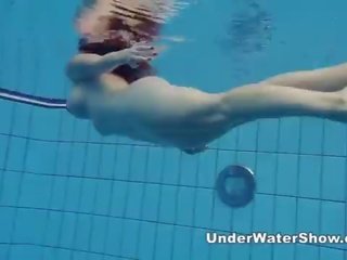 Redheaded enchantress inotand nud în the piscina