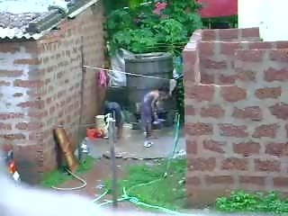 Glejte to dva neverjetno sri lankan adolescent pridobivanje kopel v zunaj