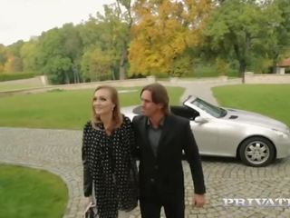 Gražuolė claire trunka a baigimas viduje į a mansion.