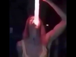 Jalan prawan deepthroating glowing dildo