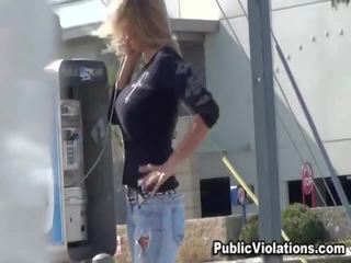 Gorda nena dentro azul vaqueros que habla sobre la calle llamada