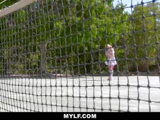 Mylf - sensational milf perseestä mukaan tennistä ohjaaja