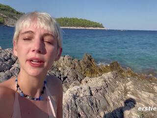 Ersties - sjarmerende annika spiller med seg selv på en hovne opp strand i croatia