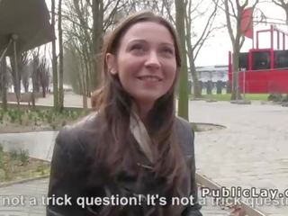 Belgian hottie suge membru în public