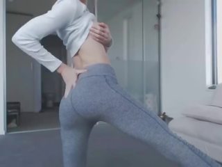 Incredibil blonda adolescenta striptease cu perfect tate și frumos fund în yogapants