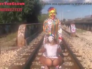 Payaso casi consigue golpear por tren mientras consiguiendo cabeza