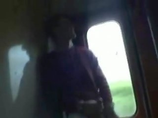 Lady suga henne skolpojke på en tåg