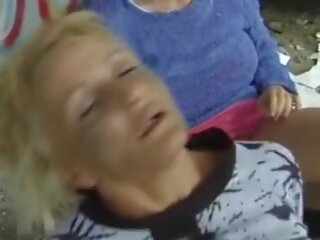 En gruppe av seksuelt aroused tysk damer får knullet av noen hardt stikk utendørs
