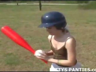 I pafajshëm 18yo adoleshent duke luajtur bejsboll jashtë