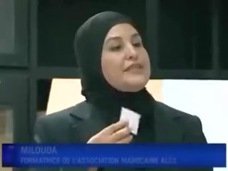 Árabe namorada puts preservativo a partir de boca