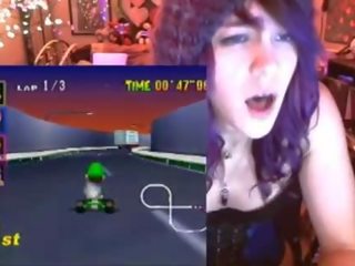 Nerd unge dame cums spiller mario kart