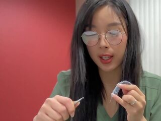 自信的 亞洲人 醫 學生 在 眼鏡 和 自然 的陰戶 亂搞 她的 tutor 和 得到 creampied