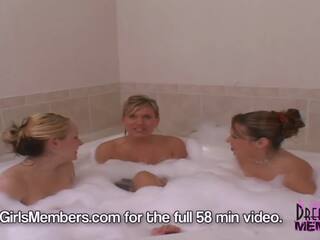 Üç deri kızlar oynamak çıplak içinde the banyo küvet