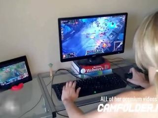 Twitch streamer 游乐设施 假阳具 而 打 league 的 传说!