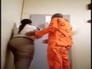 נְקֵבָה כלא warden מקבל מזוין על ידי inmate: חופשי סקס b1